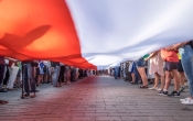 flaga polski trzymana przez ludzi