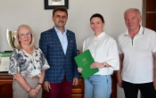 Grupa osob dwie kobiety i dwoch mezczyzn pozuje do zdjecia